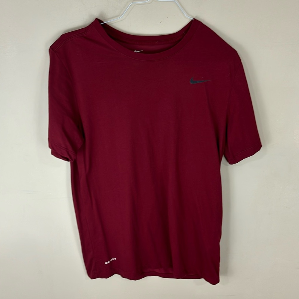 The Nike Tee Dri-Fit Maroon T-shirt Size Large
